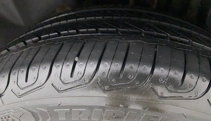 2015 Volkswagen Vento COMFORTLINE 1.5 AT, Diesel, Automatic, 99,094 km, Left Rear Tyre Tread