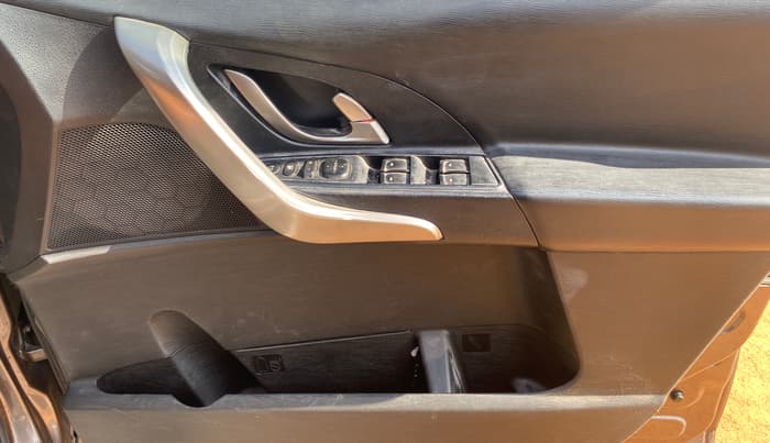 2019 Mahindra XUV500 W9 AT, Diesel, Automatic, 88,811 km, Driver Side Door Panels Control