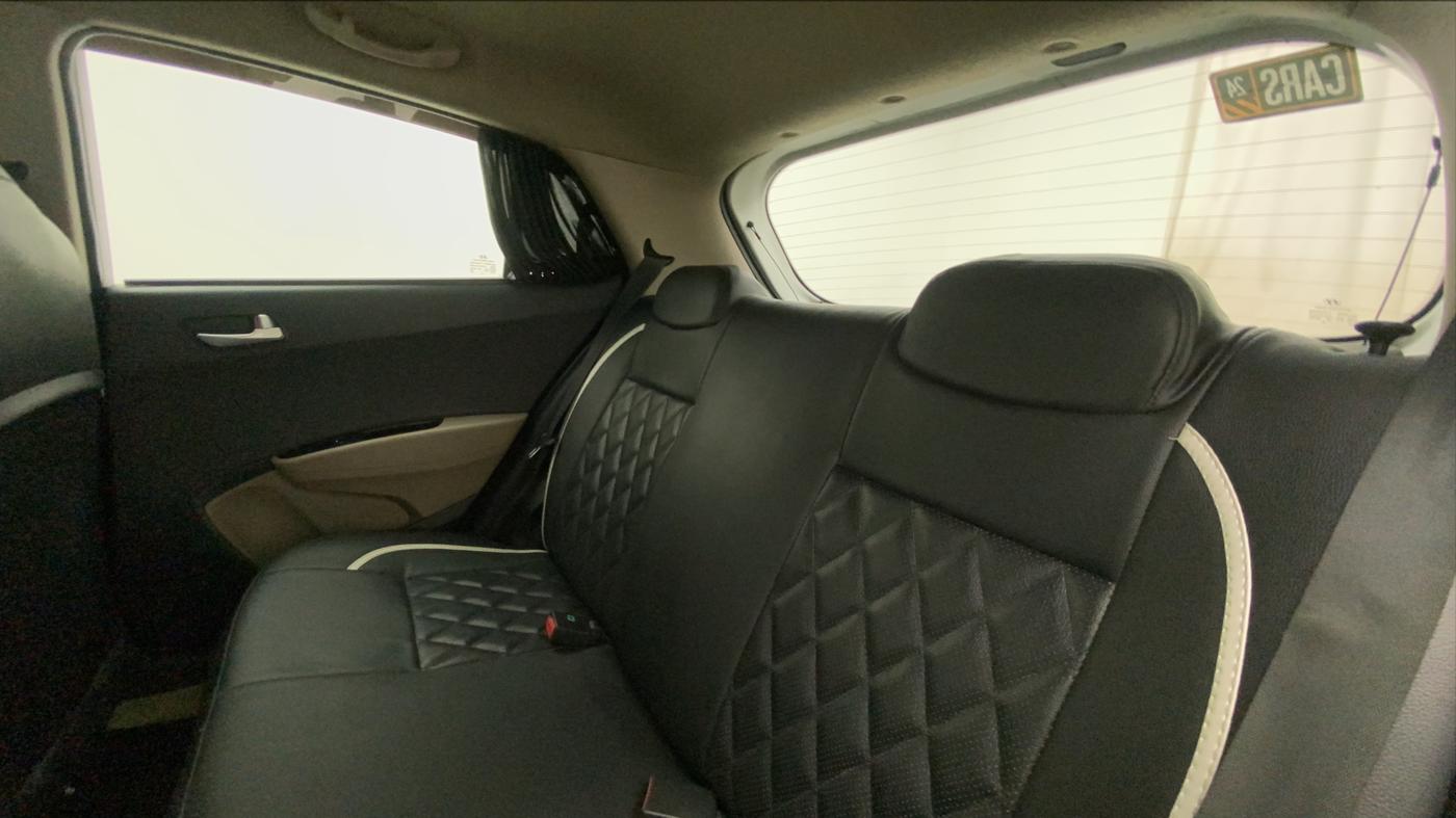 2017 Hyundai Grand i10 SPORTZ 1.2 KAPPA VTVT, CNG, Manual, 1,09,662 km, Right Side Rear Door Cabin