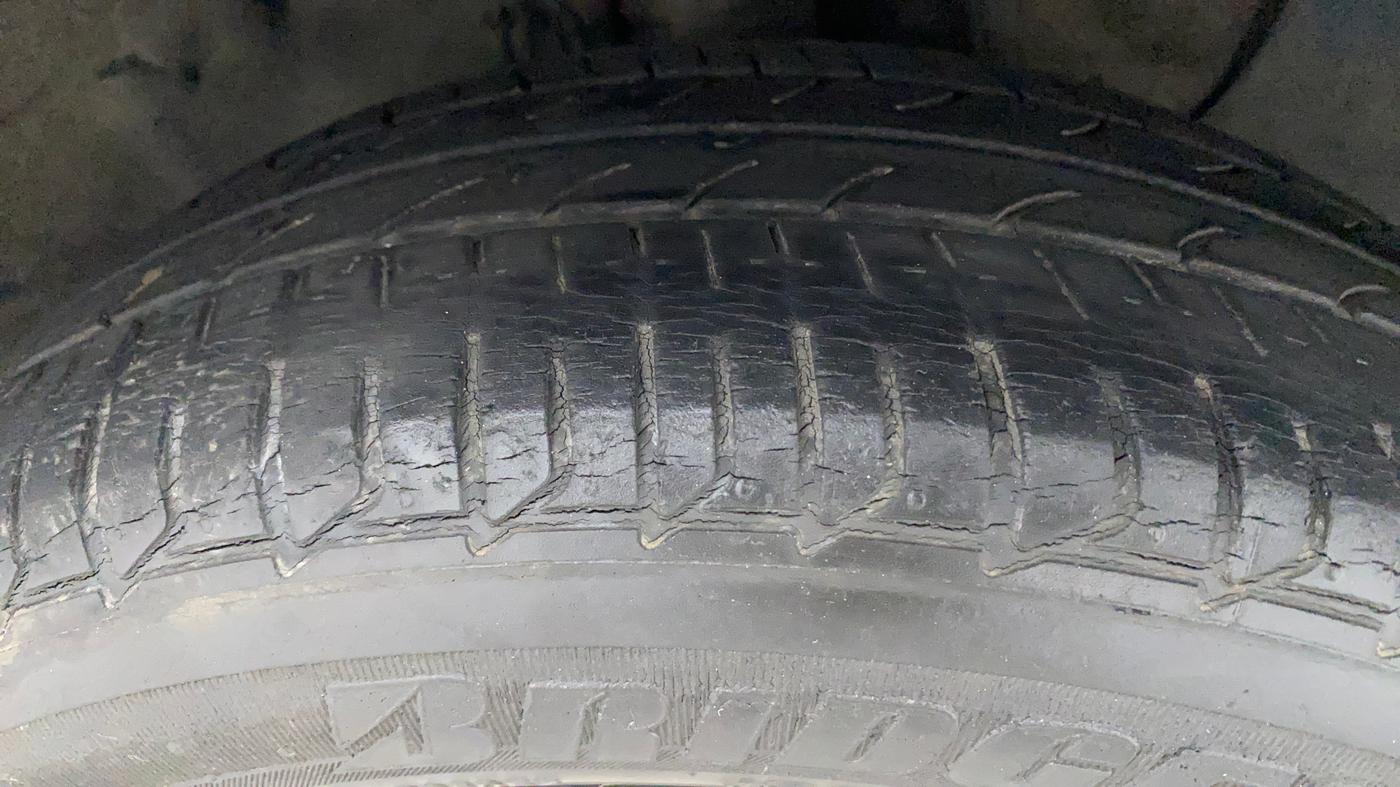 2016 Hyundai Elite i20 ASTA 1.2 (O), Petrol, Manual, 40,338 km, Right Front Tyre Tread