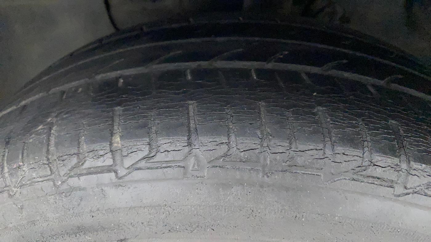 2016 Hyundai Elite i20 ASTA 1.2 (O), Petrol, Manual, 40,338 km, Left Front Tyre Tread