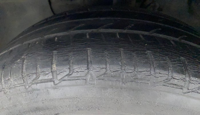 2016 Hyundai Elite i20 ASTA 1.2 (O), Petrol, Manual, 40,338 km, Left Front Tyre Tread