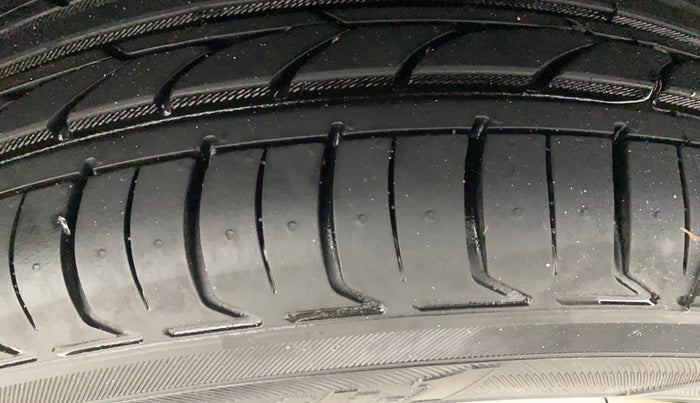 2014 Volkswagen Polo COMFORTLINE 1.2L, Petrol, Manual, 44,337 km, Right Rear Tyre Tread