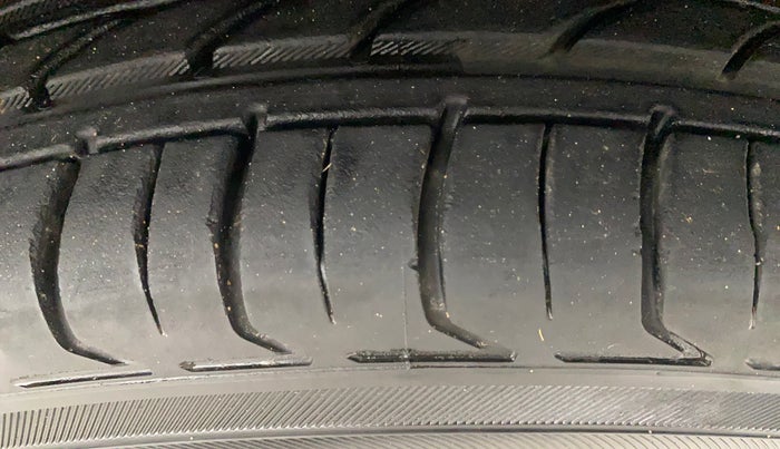 2014 Volkswagen Polo COMFORTLINE 1.2L, Petrol, Manual, 44,337 km, Right Front Tyre Tread