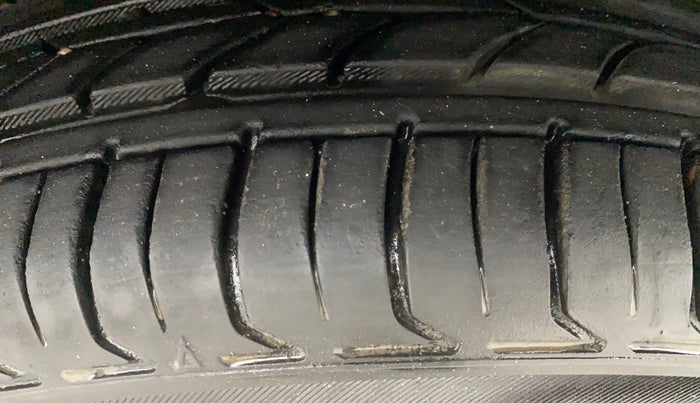 2014 Volkswagen Polo COMFORTLINE 1.2L, Petrol, Manual, 44,337 km, Left Front Tyre Tread