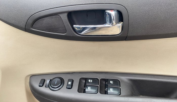 2013 Hyundai i20 SPORTZ 1.2, Petrol, Manual, 66,144 km, Driver Side Door Panels Control