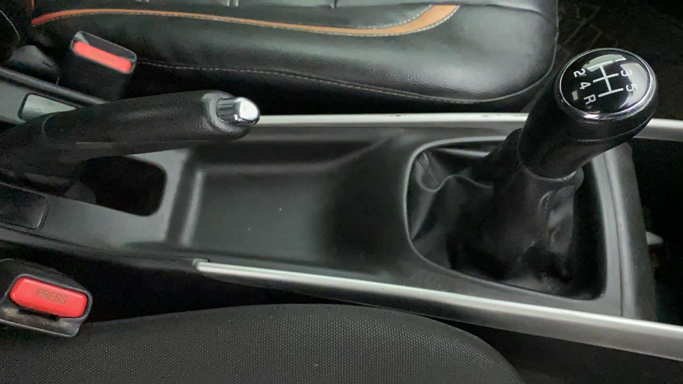 2016 Maruti Baleno ALPHA DIESEL 1.3, Diesel, Manual, 99,240 km, Gear Lever