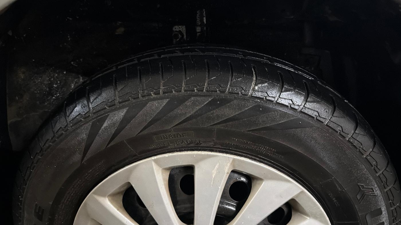 2016 Maruti Swift Dzire VXI, Petrol, Manual, 21,314 km, Right Front Tyre Tread