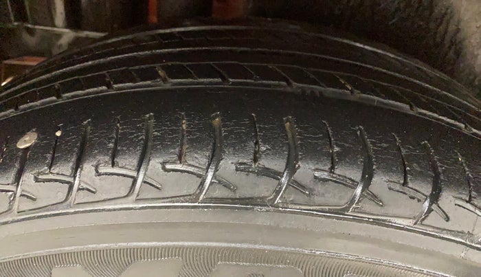 2015 Maruti Swift ZXI, Petrol, Manual, 58,467 km, Right Rear Tyre Tread