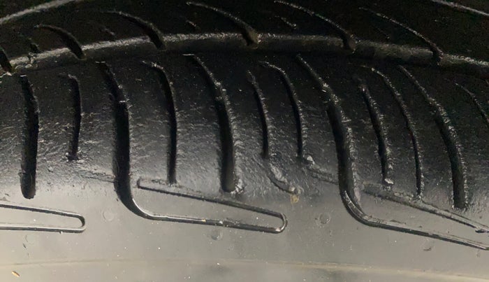 2014 Honda Brio VX AT, Petrol, Automatic, 1,03,595 km, Right Front Tyre Tread