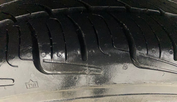 2014 Honda Brio VX AT, Petrol, Automatic, 1,03,595 km, Right Rear Tyre Tread