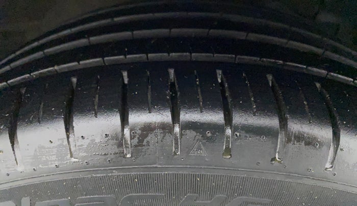 2021 Maruti Ciaz ALPHA  AT 1.5 SHVS PETROL, Petrol, Automatic, 37,265 km, Right Front Tyre Tread