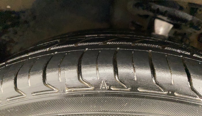 2017 Volkswagen Vento HIGHLINE 1.5 AT, Diesel, Automatic, 1,27,571 km, Left Front Tyre Tread