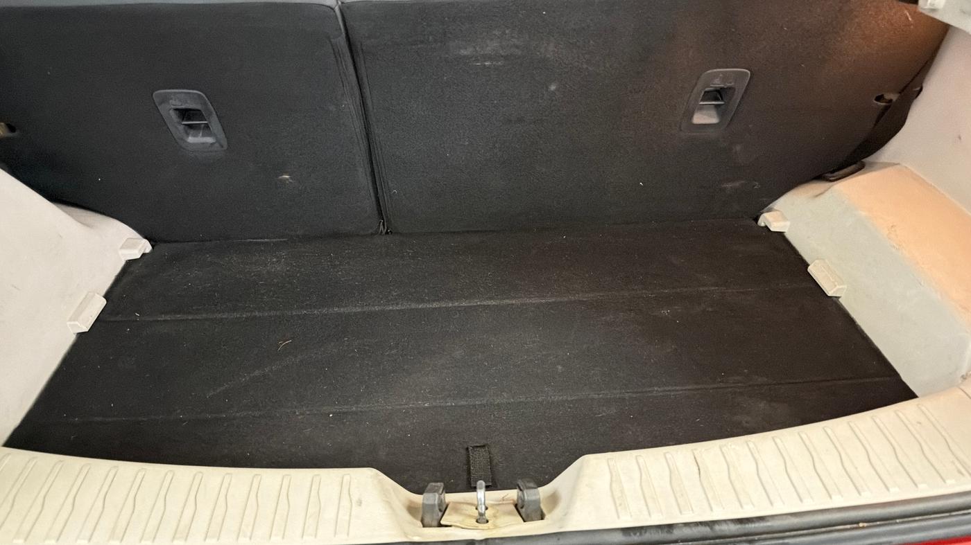 2019 Mahindra XUV300 W8 1.2 PETROL, Petrol, Manual, 1,06,801 km, Boot Inside