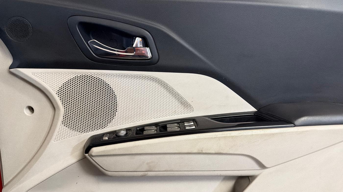 2019 Mahindra XUV300 W8 1.2 PETROL, Petrol, Manual, 1,06,801 km, Driver Side Door Panels Control