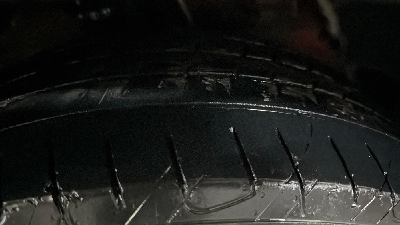 2019 Mahindra XUV300 W8 1.2 PETROL, Petrol, Manual, 1,06,801 km, Right Front Tyre Tread