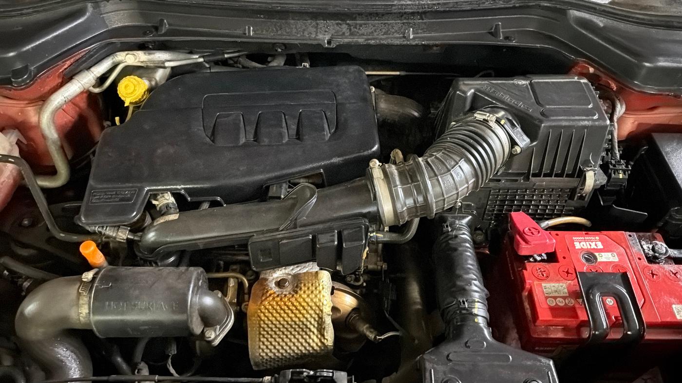 2019 Mahindra XUV300 W8 1.2 PETROL, Petrol, Manual, 1,06,801 km, Engine View
