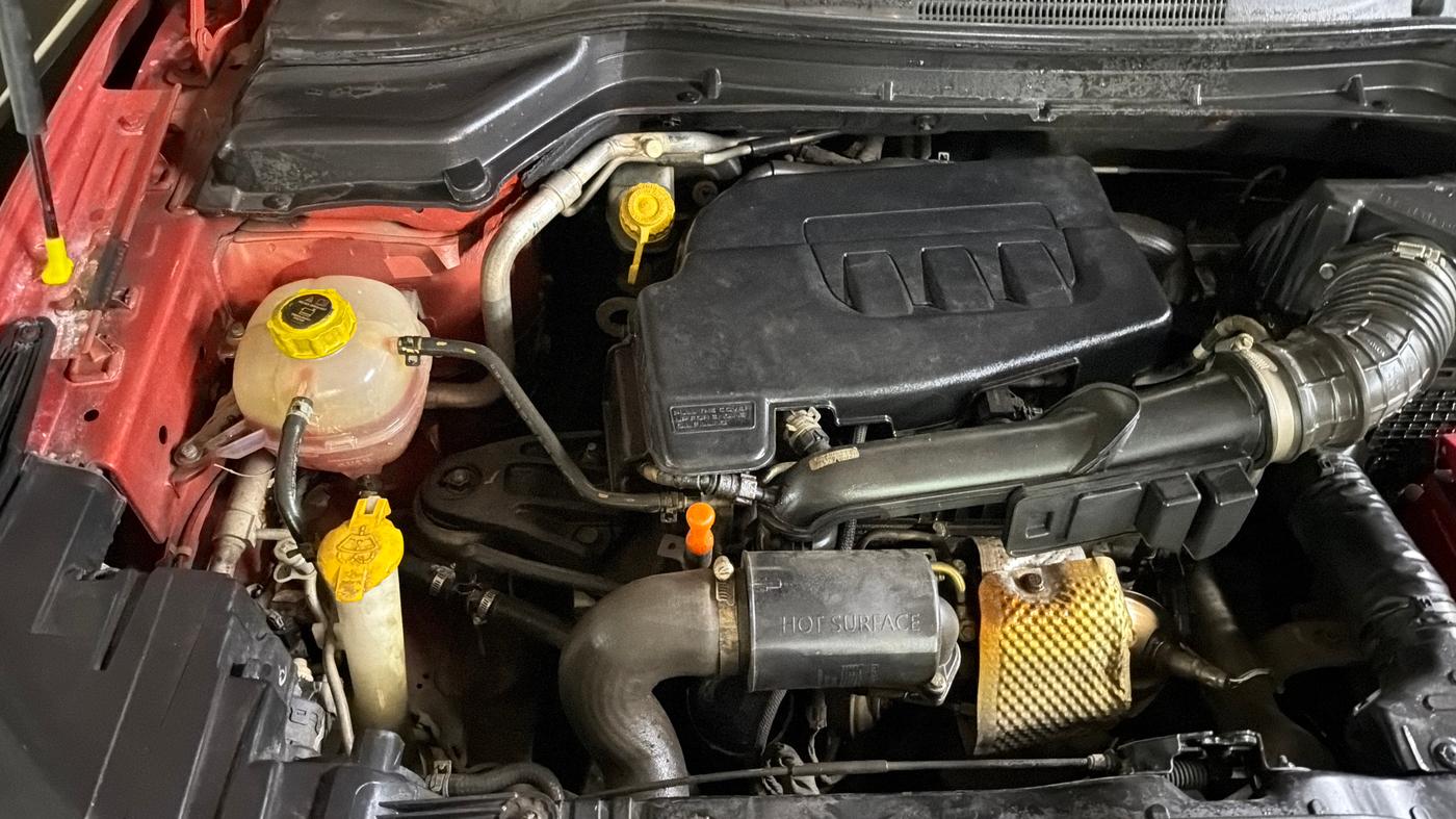 2019 Mahindra XUV300 W8 1.2 PETROL, Petrol, Manual, 1,06,801 km, Engine View - Right