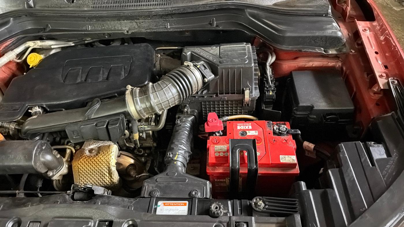 2019 Mahindra XUV300 W8 1.2 PETROL, Petrol, Manual, 1,06,801 km, Engine View - Left