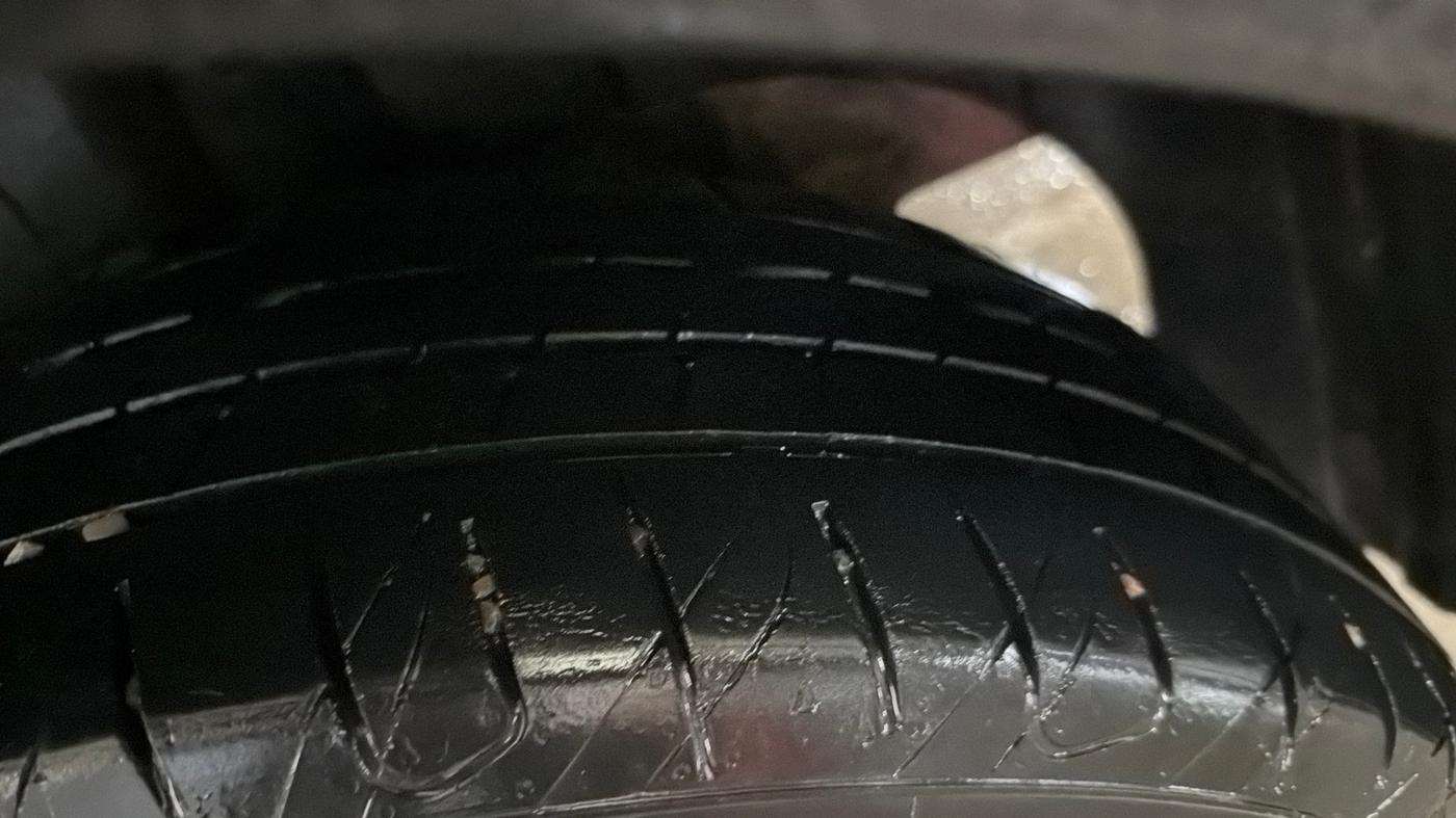 2019 Mahindra XUV300 W8 1.2 PETROL, Petrol, Manual, 1,06,801 km, Left Rear Tyre Tread
