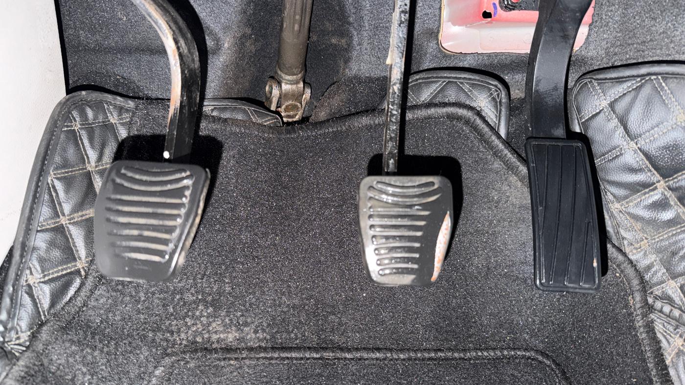 2019 Mahindra XUV300 W8 1.2 PETROL, Petrol, Manual, 1,06,801 km, Pedals