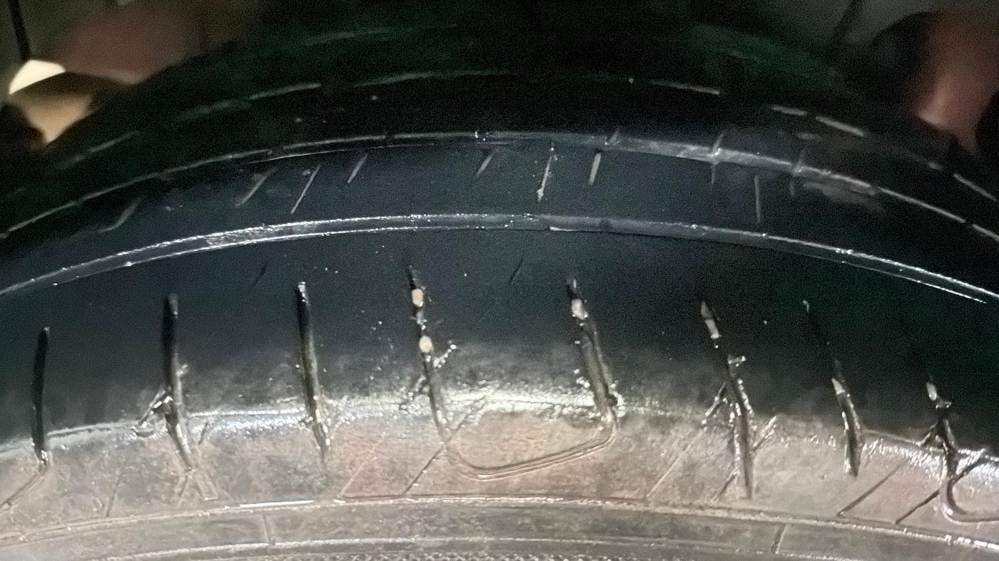 2019 Mahindra XUV300 W8 1.2 PETROL, Petrol, Manual, 1,06,801 km, Right Rear Tyre Tread