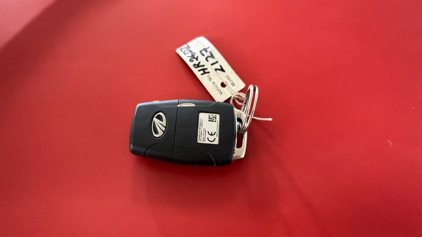 2019 Mahindra XUV300 W8 1.2 PETROL, Petrol, Manual, 1,06,801 km, Key Close Up