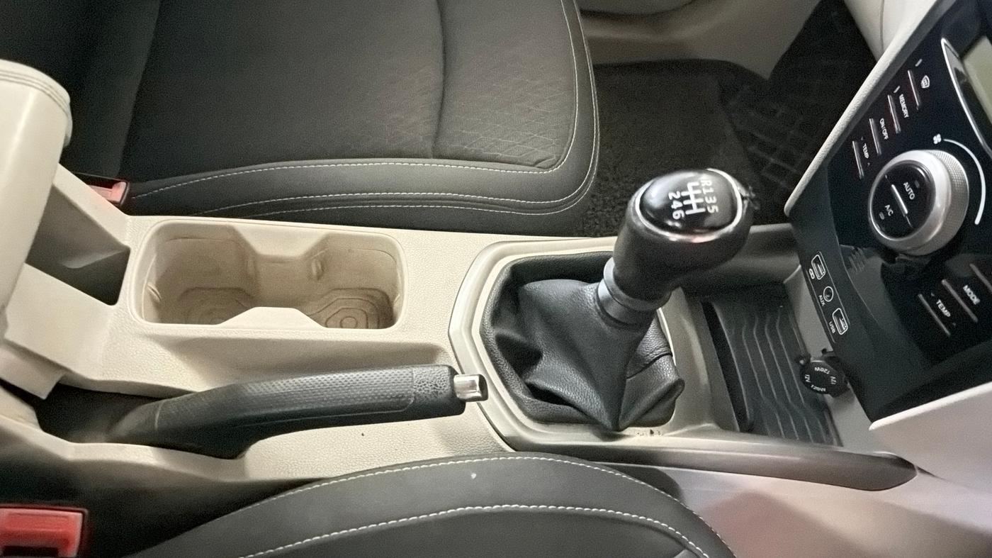 2019 Mahindra XUV300 W8 1.2 PETROL, Petrol, Manual, 1,06,801 km, Gear Lever