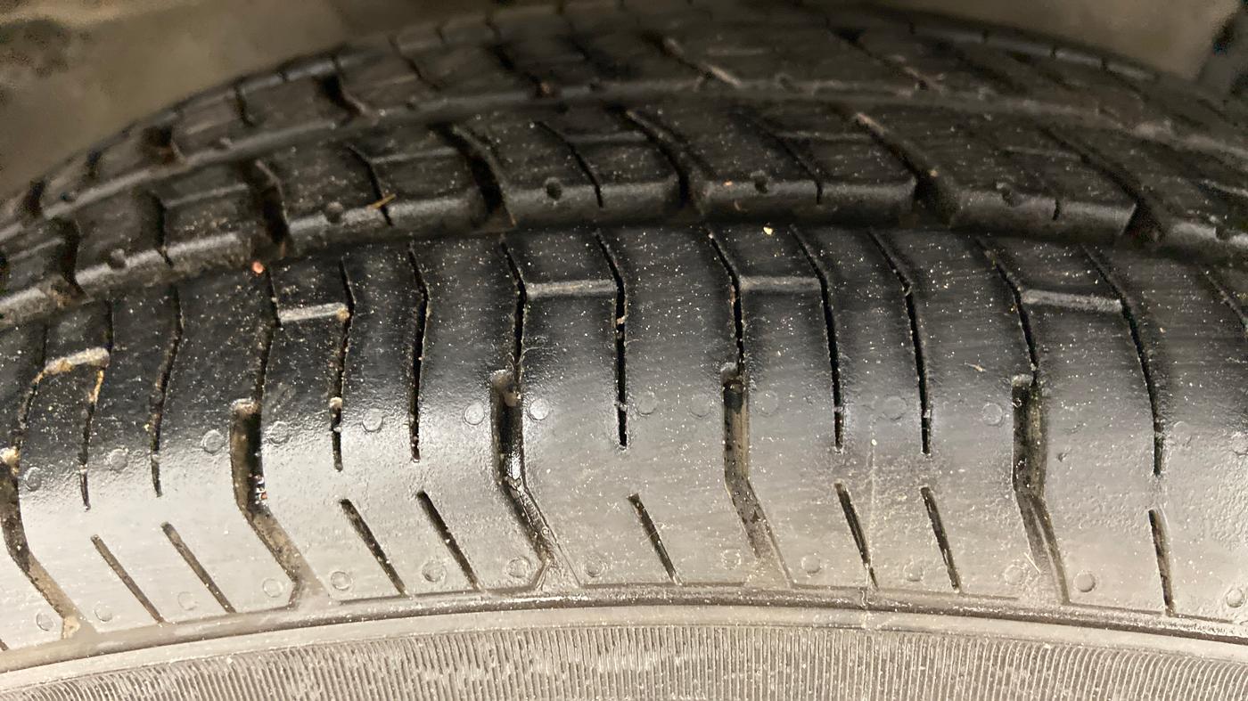 2017 Maruti Swift LXI OPT, CNG, Manual, 89,336 km, Right Front Tyre Tread