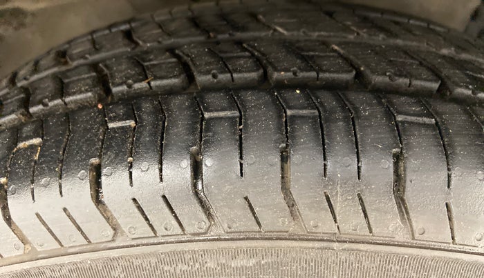 2017 Maruti Swift LXI OPT, CNG, Manual, 89,336 km, Right Front Tyre Tread