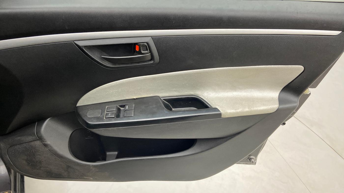 2017 Maruti Swift LXI OPT, CNG, Manual, 89,336 km, Driver Side Door Panels Control