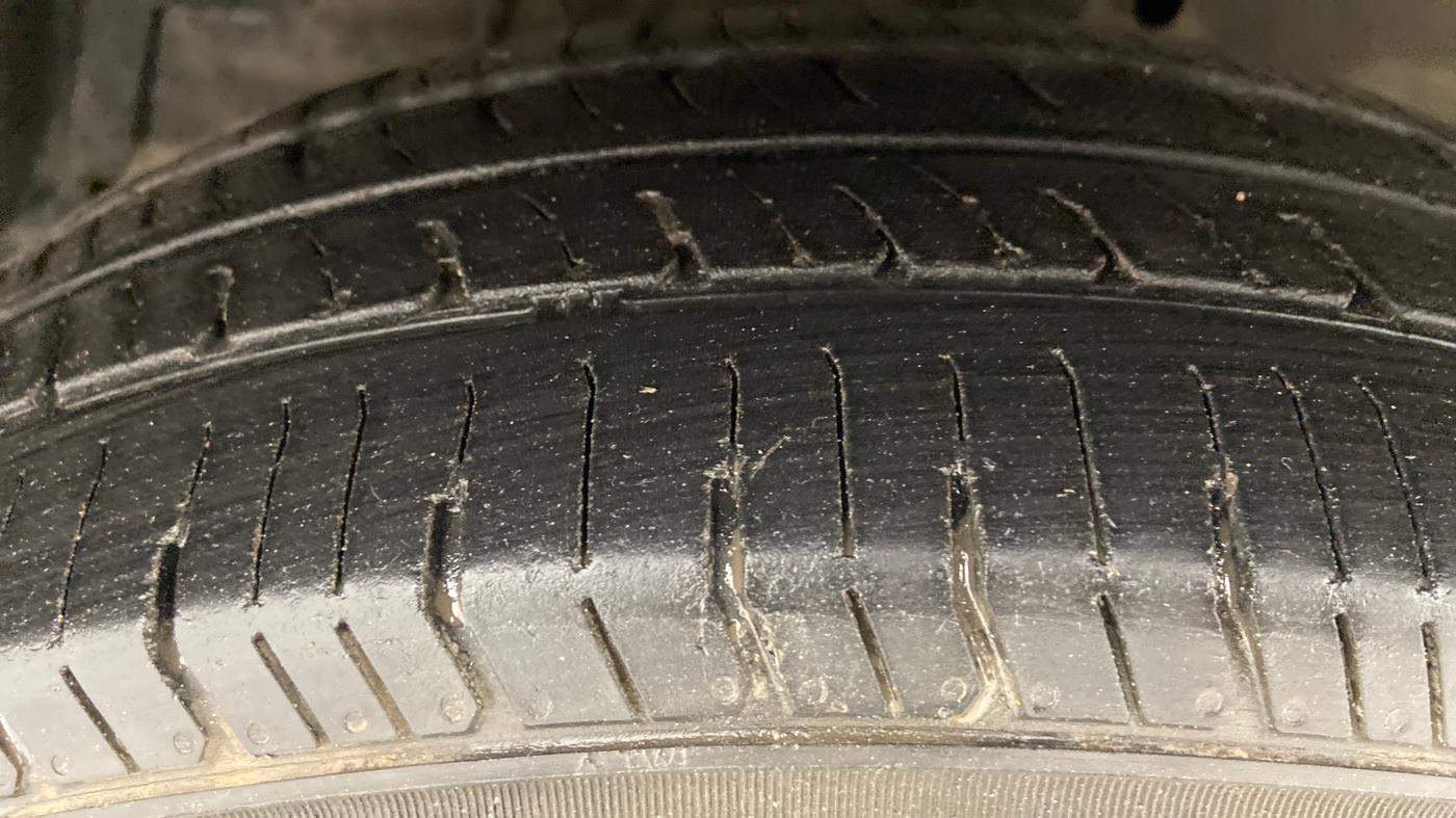 2017 Maruti Swift LXI OPT, CNG, Manual, 89,336 km, Left Front Tyre Tread