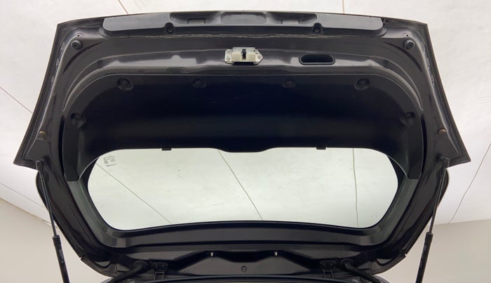 2017 Maruti Swift LXI OPT, CNG, Manual, 89,336 km, Boot Door Open