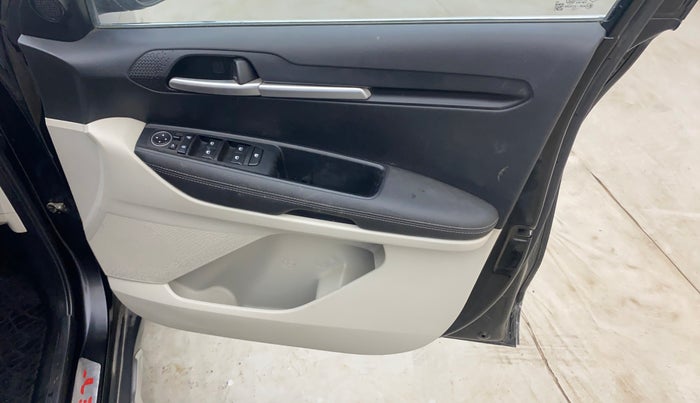 2022 KIA SONET HTX ANNIVERSARY EDITION 1.5, Diesel, Manual, 45,352 km, Driver Side Door Panels Control