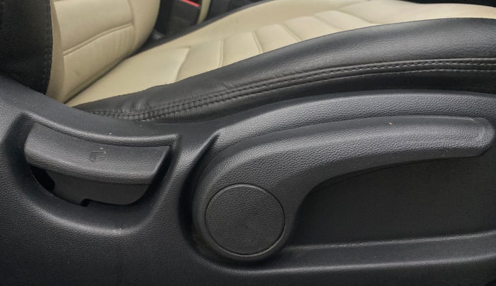2017 Hyundai Elite i20 ASTA 1.2 (O), Petrol, Manual, 69,160 km, Driver Side Adjustment Panel