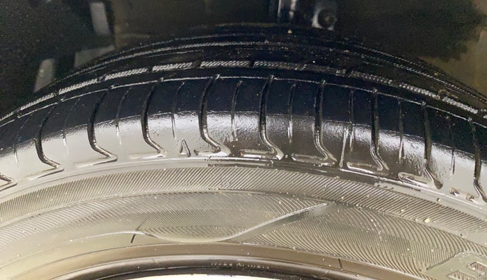 2016 Maruti Ciaz VDI+ SHVS, Diesel, Manual, 92,613 km, Left Front Tyre Tread