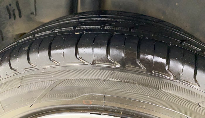 2016 Maruti Ciaz VDI+ SHVS, Diesel, Manual, 92,613 km, Right Rear Tyre Tread