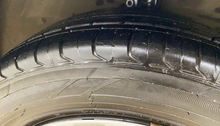 2016 Maruti Ciaz VDI+ SHVS, Diesel, Manual, 92,613 km, Right Front Tyre Tread