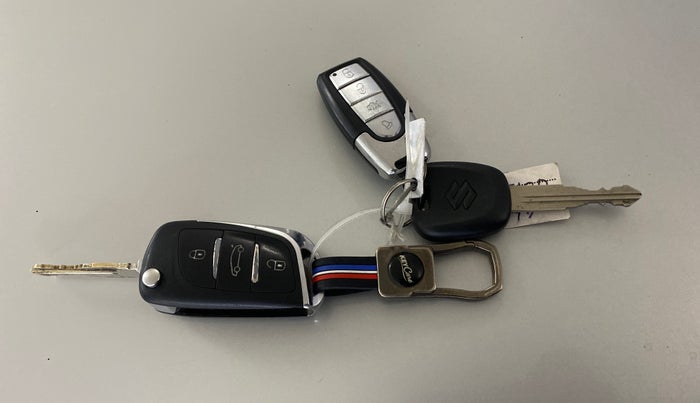 2021 Maruti Swift LXI, Petrol, Manual, 62,976 km, Key Close Up