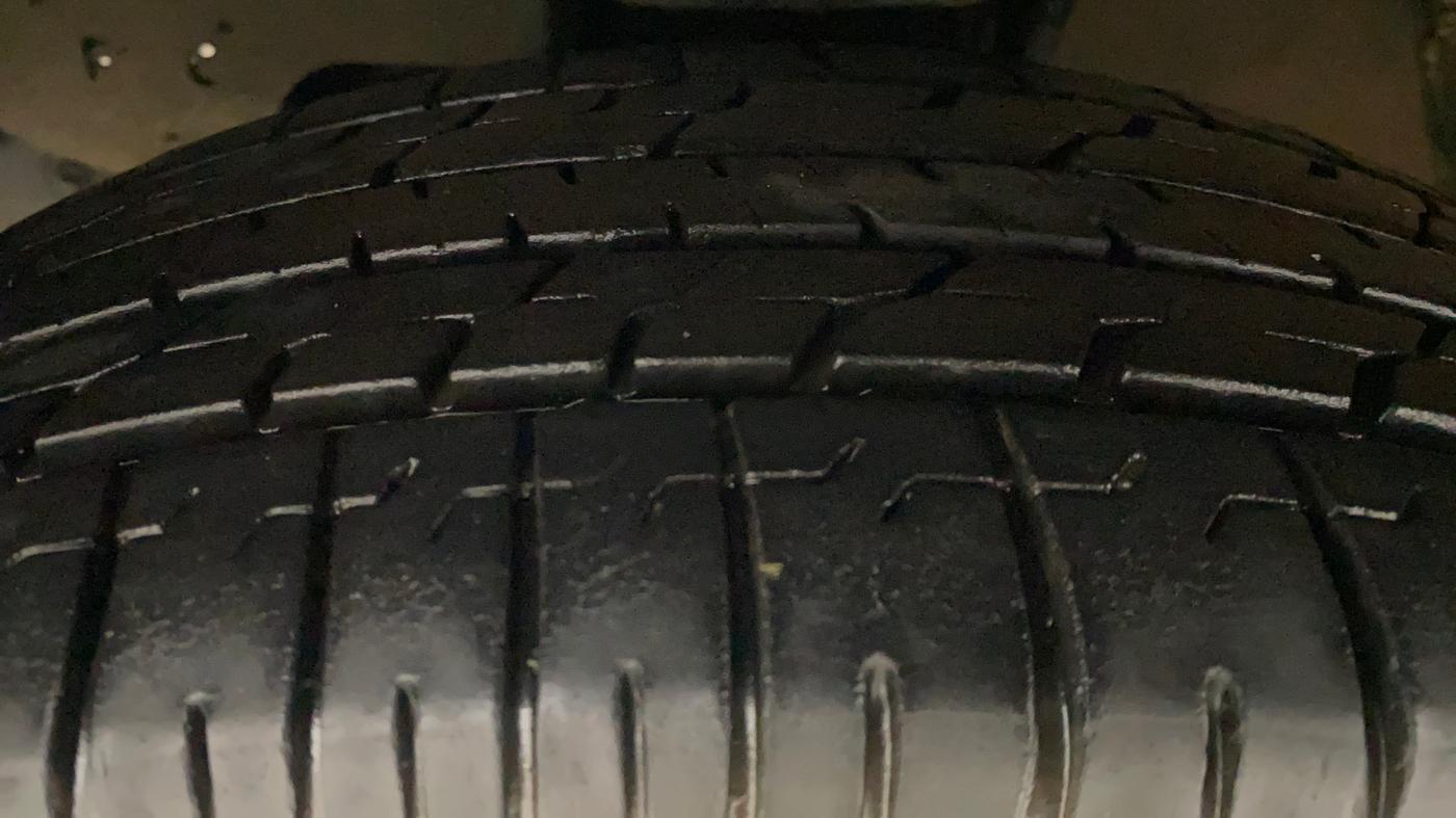 2022 Toyota Innova Crysta 2.7 GX AT 7 STR, Petrol, Automatic, 22,173 km, Left Front Tyre Tread
