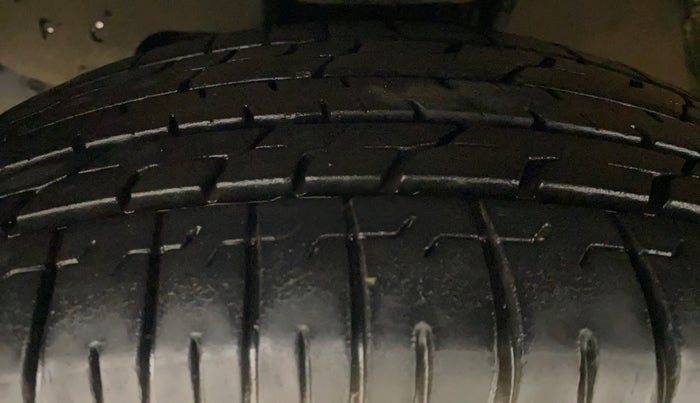 2022 Toyota Innova Crysta 2.7 GX AT 7 STR, Petrol, Automatic, 22,173 km, Left Front Tyre Tread