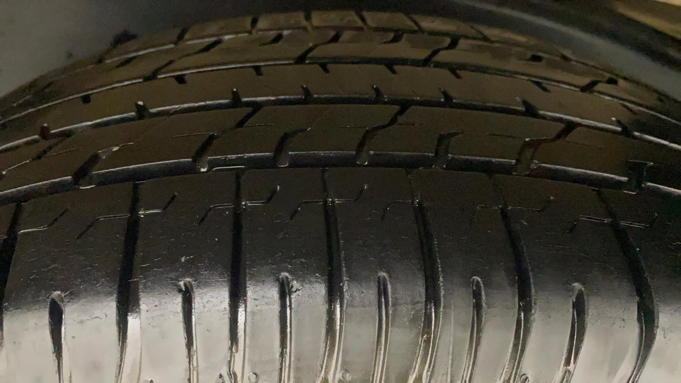 2022 Toyota Innova Crysta 2.7 GX AT 7 STR, Petrol, Automatic, 22,173 km, Left Rear Tyre Tread