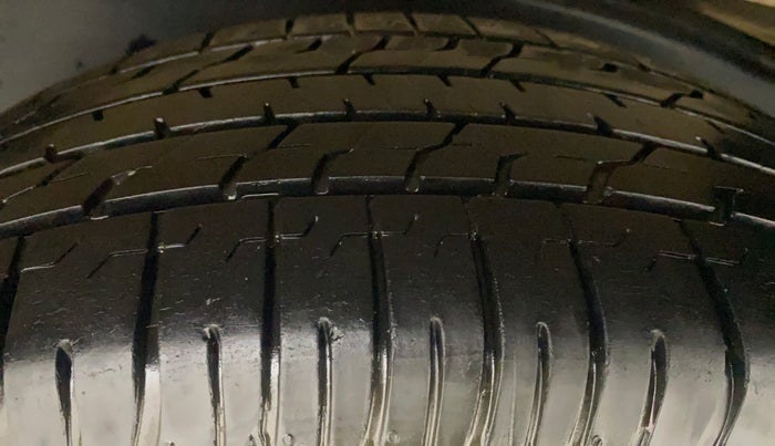 2022 Toyota Innova Crysta 2.7 GX AT 7 STR, Petrol, Automatic, 22,173 km, Left Rear Tyre Tread