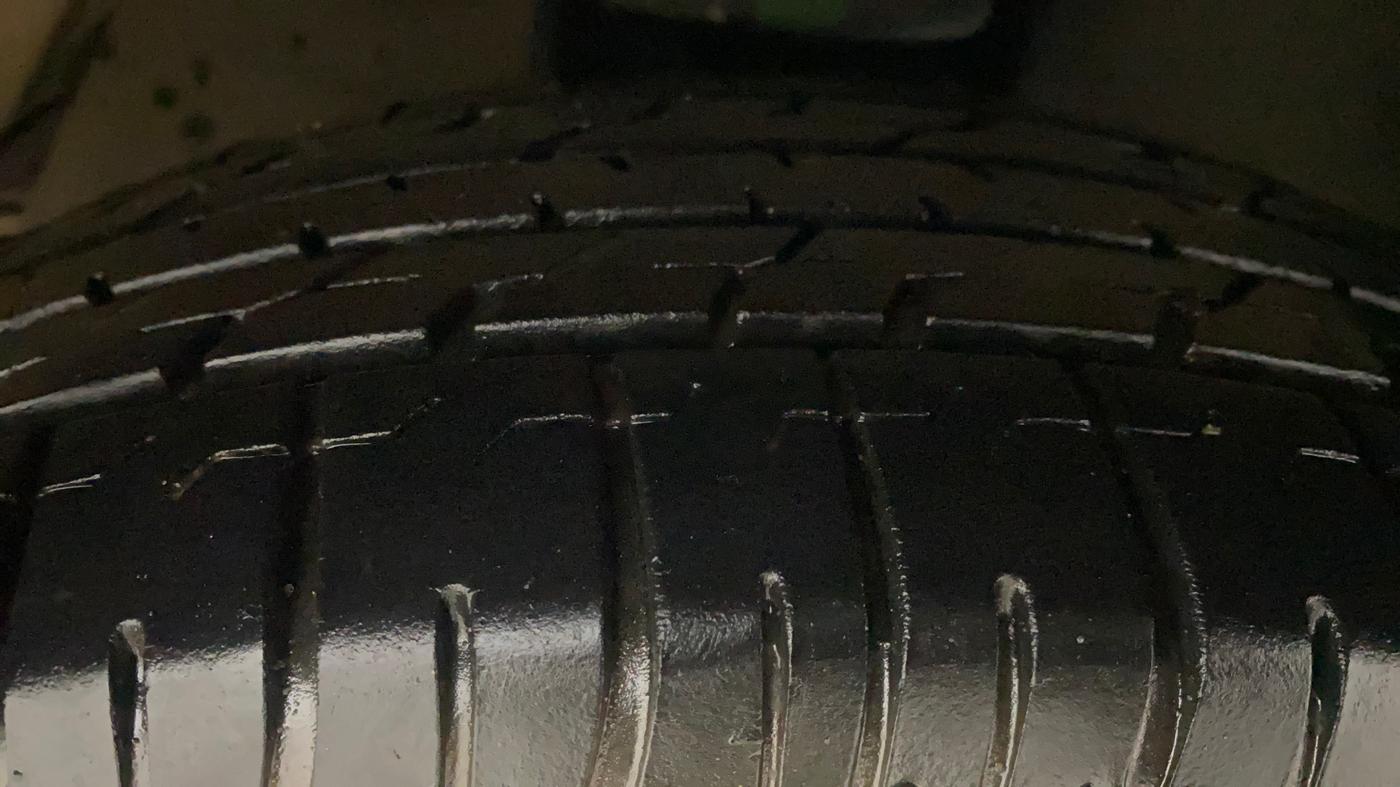 2022 Toyota Innova Crysta 2.7 GX AT 7 STR, Petrol, Automatic, 22,173 km, Right Front Tyre Tread