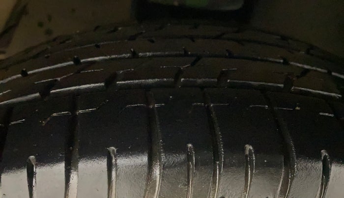 2022 Toyota Innova Crysta 2.7 GX AT 7 STR, Petrol, Automatic, 22,173 km, Right Front Tyre Tread