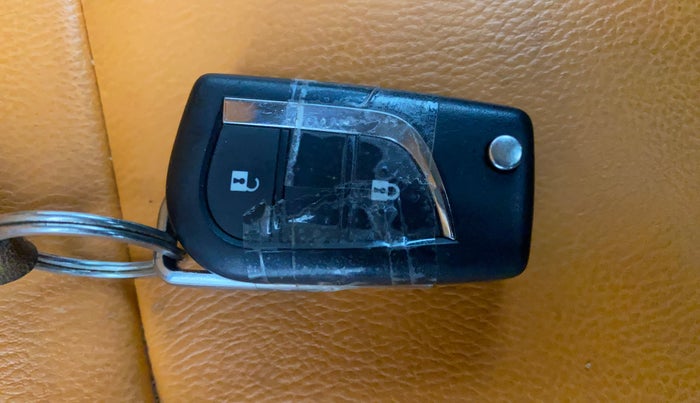 2022 Toyota Innova Crysta 2.7 GX AT 7 STR, Petrol, Automatic, 22,173 km, Key Close Up