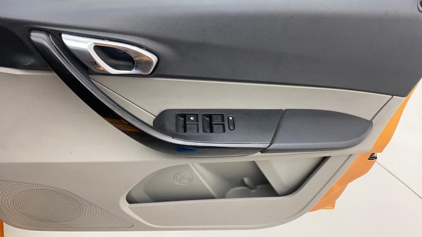 2018 Tata Tiago XZ PETROL, Petrol, Manual, 37,357 km, Driver Side Door Panels Control