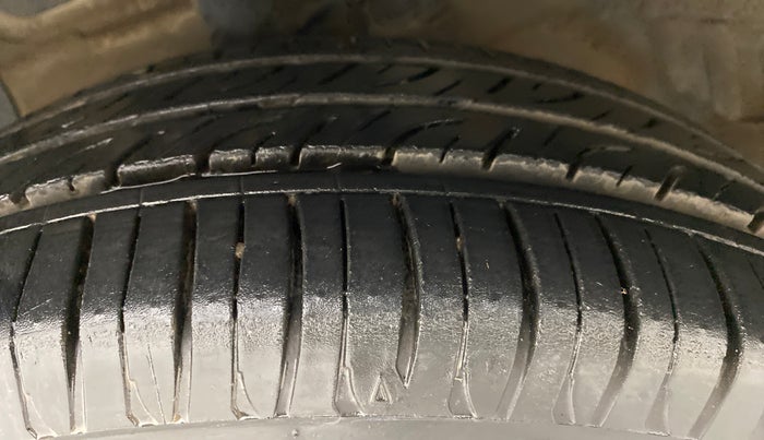 2017 Hyundai Xcent SX 1.2, Petrol, Manual, 73,393 km, Left Front Tyre Tread