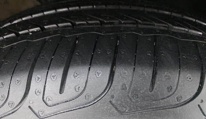 2016 Volkswagen Vento HIGHLINE PLUS 1.2 AT 16 ALLOY, Petrol, Automatic, 94,675 km, Right Front Tyre Tread