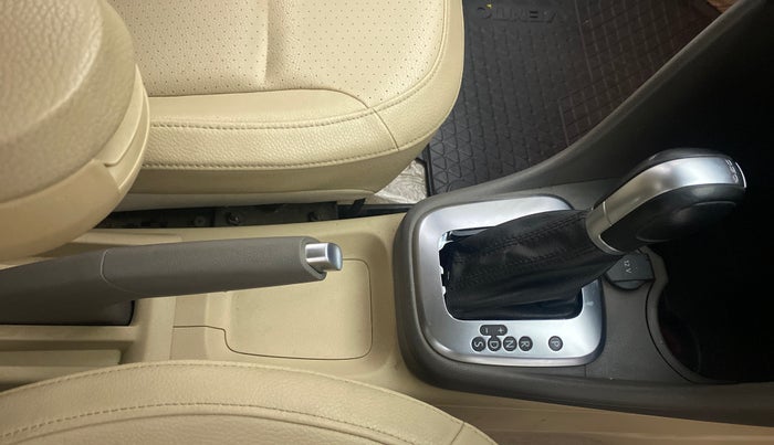 2016 Volkswagen Vento HIGHLINE PLUS 1.2 AT 16 ALLOY, Petrol, Automatic, 94,675 km, Gear Lever